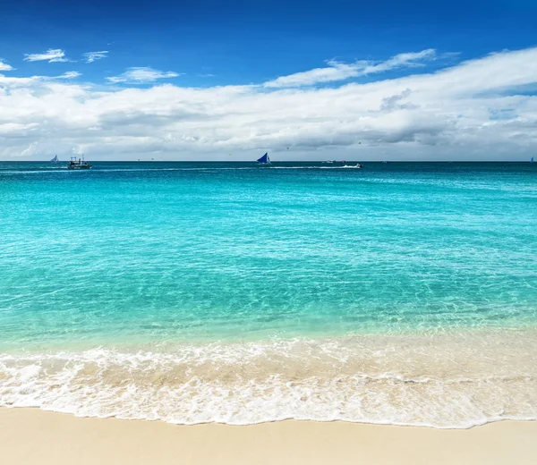 Güzel tropikal plaj ve mavi gökyüzü