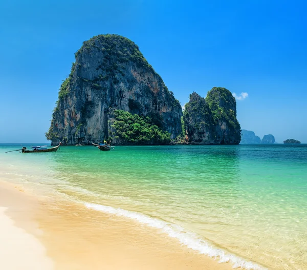 Agua clara y cielo azul. Phra Nang playa, Tailandia —  Fotos de Stock