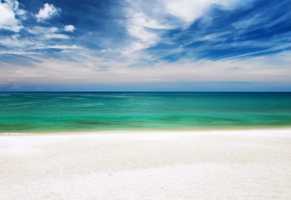Καθαρά νερά και το μπλε του ουρανού. λευκή αμμουδιά — Φωτογραφία Αρχείου