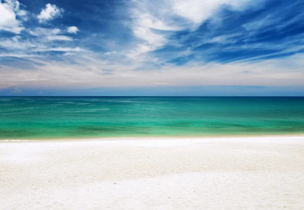 Acqua limpida e cielo blu. Spiaggia di sabbia bianca — Foto Stock