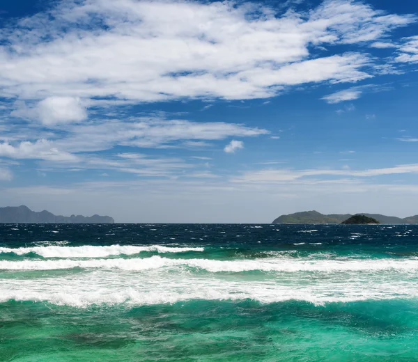 Mar tropical e céu azul — Fotografia de Stock