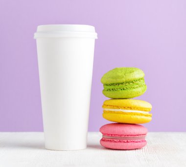Macaron ve bardak kahve