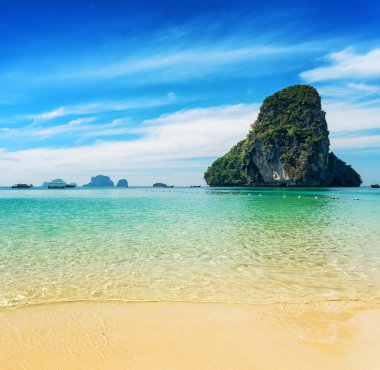 temiz su ve mavi gökyüzü. Phra nang beach, Tayland