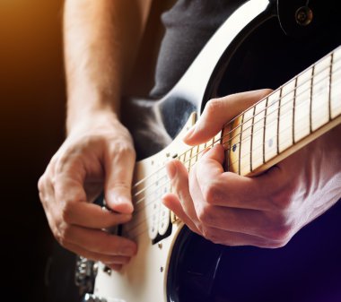 adam gitar çalıyor. yakından görmek