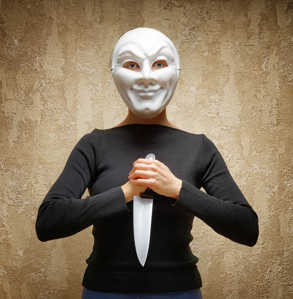 Frau mit weißer Maske hält Messer in der Hand — Stockfoto