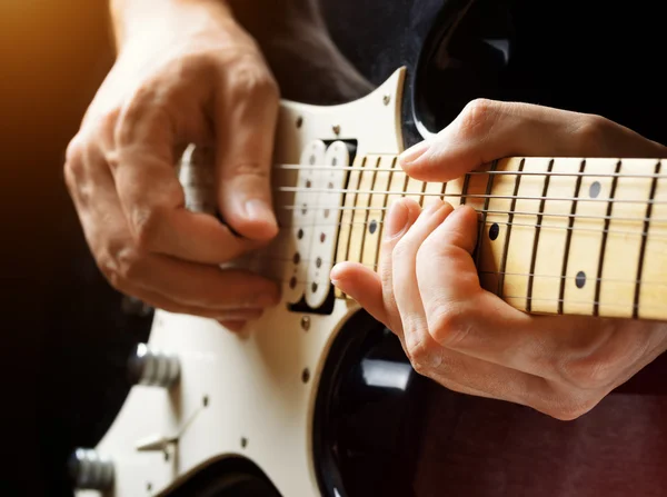 Man playing guitar. Close-up view — Stock Photo, Image