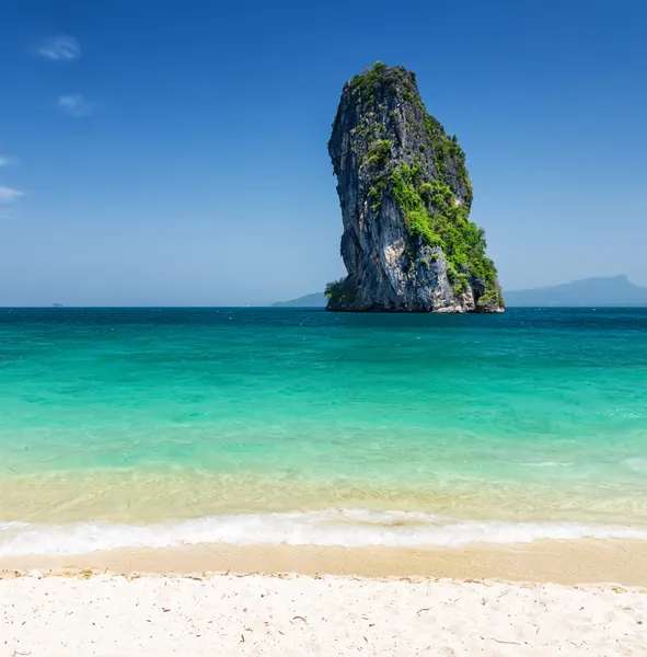 Eau claire et ciel bleu. Plage de Phra Nang, Thaïlande — Photo