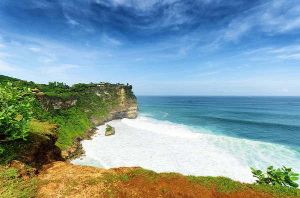 Küste am uluwatu-Tempel, Bali, Indonesien — Stockfoto