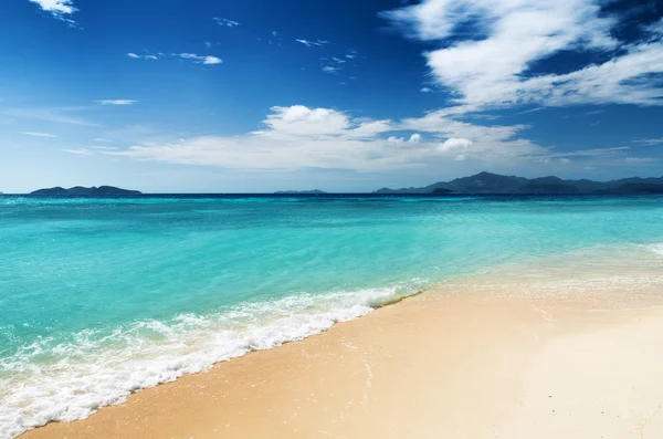 Hermosa playa tropical y cielo azul — Foto de Stock