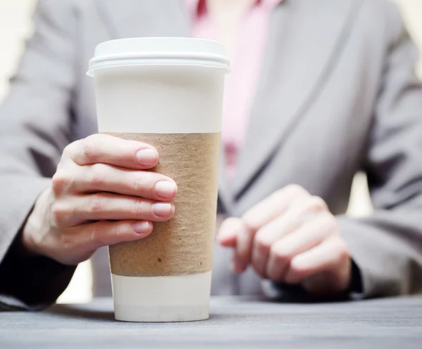 ผู้หญิงธุรกิจกับแก้วกาแฟ — ภาพถ่ายสต็อก