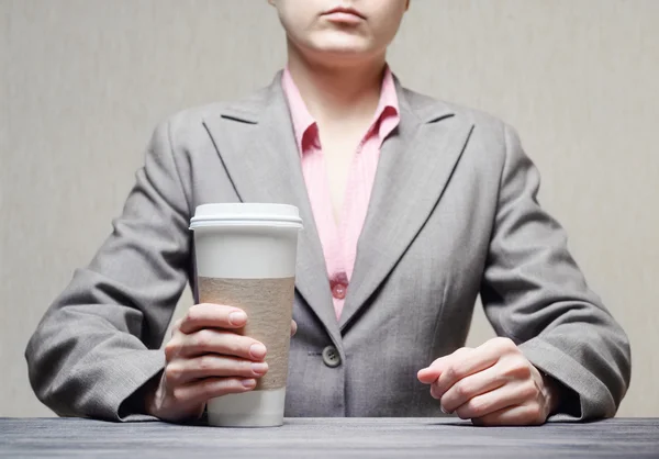 Affärskvinna med ett dricksglas kaffe — Stockfoto