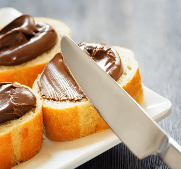 Torradas com propagação de chocolate — Fotografia de Stock