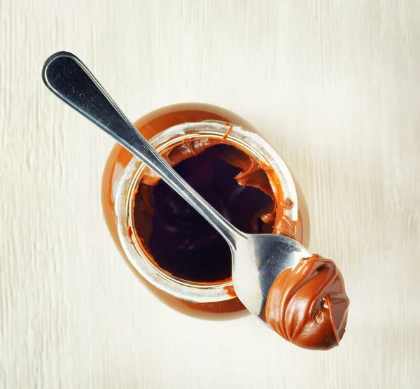 Un frasco de chocolate de avellana extendido —  Fotos de Stock