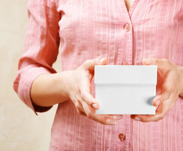 Молода жінка тримає білу подарункову коробку — стокове фото