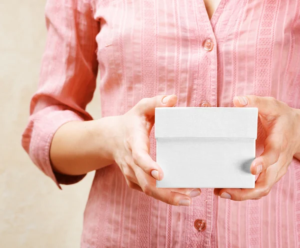 Junge Frau in einer weißen Geschenkschachtel — Stockfoto