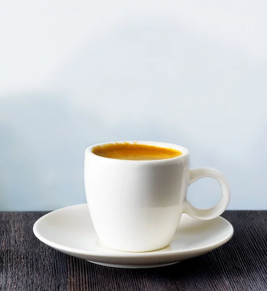 Xícara de café no fundo das terras altas — Fotografia de Stock