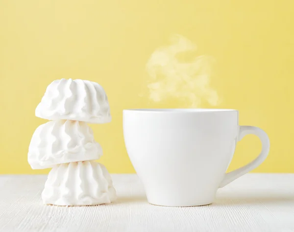 Marshmallow και φλιτζάνι καφέ — Φωτογραφία Αρχείου