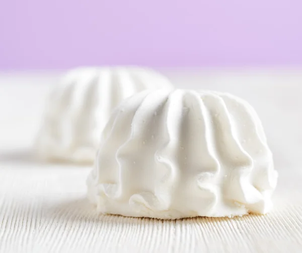 White marshmallow on wooden table — Stock Photo, Image