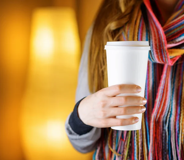 カフェでコーヒーのタンブラーを保持している若い女性 — ストック写真