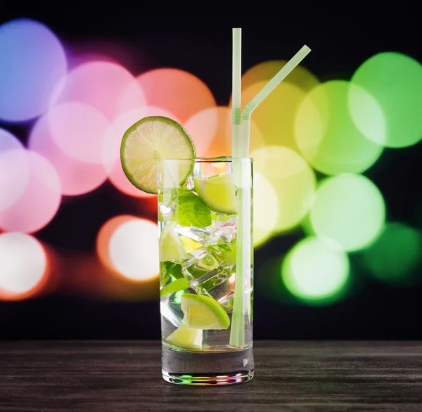 Glass of mojito cocktail on black table — Stock Photo, Image