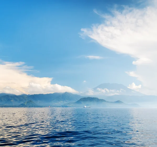 Mar tropical e céu azul — Fotografia de Stock