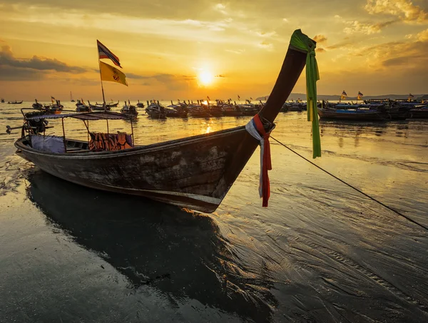 Barcos tailandeses tradicionais na praia do pôr do sol. Ao Nang, província de Krabi — Fotografia de Stock