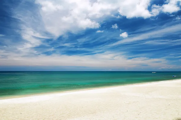 Água limpa e céu azul. Praia de areia branca — Fotografia de Stock