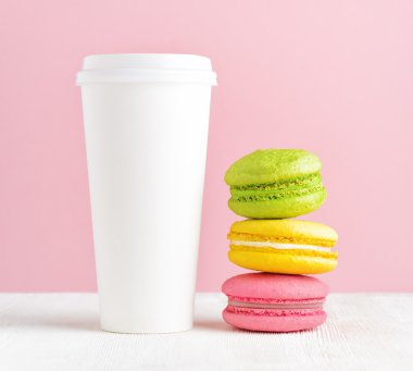 Macaron ve bardak kahve
