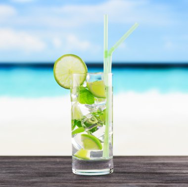 mojito bir plajda kokteyl bardak