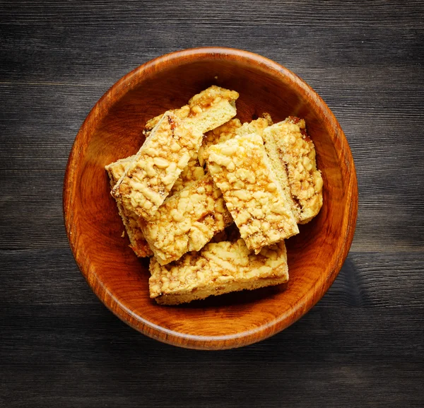 Galletas caseras en un tazón de madera. Galletas para hornear — Foto de Stock