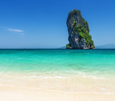 temiz su ve mavi gökyüzü. Phra nang beach, Tayland
