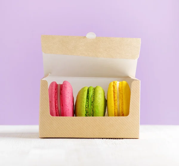 Scatola di macaron su tavolo di legno bianco — Foto Stock