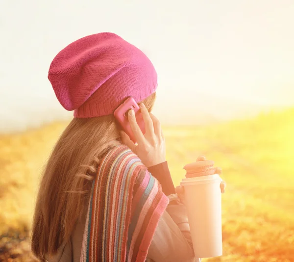 Young woman holding a tumbler of coffee. Outdoor portrait — Stock Photo, Image