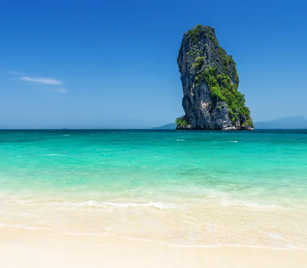 Agua clara y cielo azul. Phra Nang playa, Tailandia — Foto de Stock