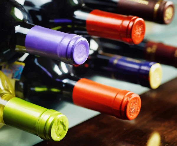 Bottiglie di vino in cantina. Vino rosso e bianco — Foto Stock