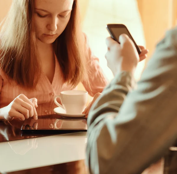 Par ignorerar varandra upptagen med sina mobila enheter — Stockfoto