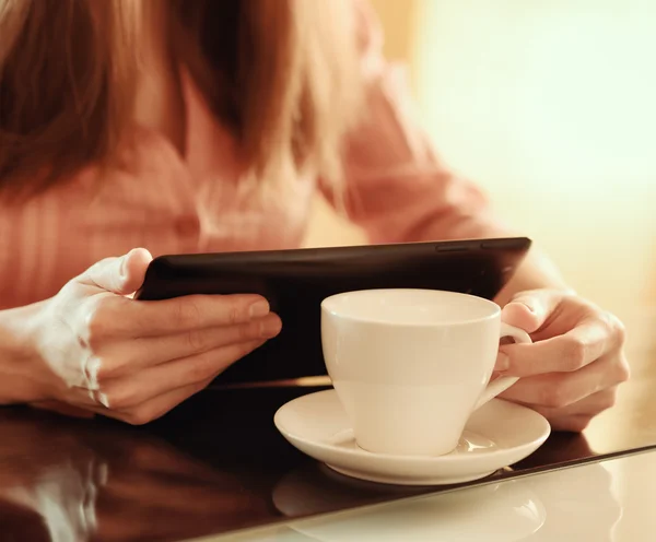 Młoda kobieta przy użyciu komputera typu tablet w kawiarni — Zdjęcie stockowe