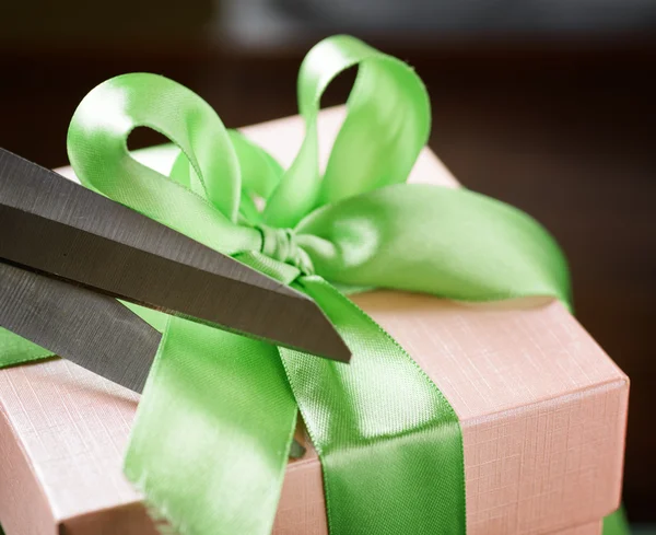 Dekorieren Geschenkbox mit grünem Band mit Schere — Stockfoto