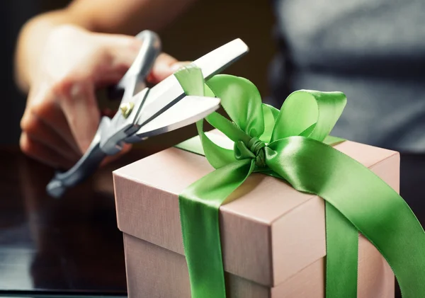 Caja de regalo decorativa con cinta verde con tijera —  Fotos de Stock