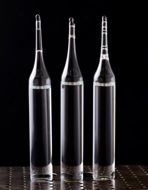 siyah arka plan üzerine üç ampul