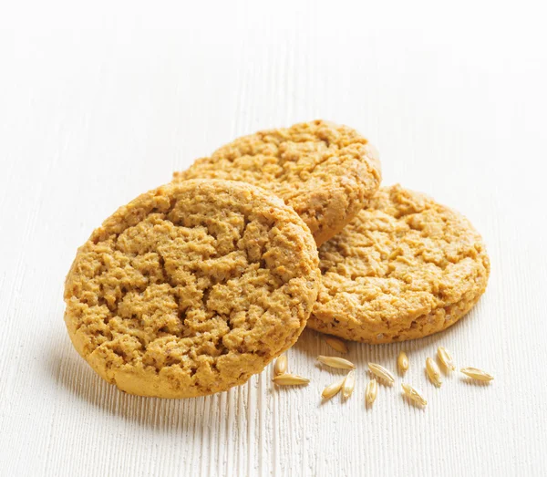 Biscuits à l'avoine sur table en bois — Photo