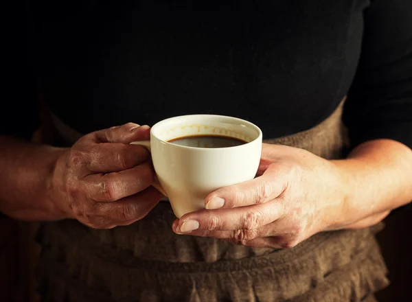 Mani di donna anziana in possesso di una tazza di caffè — Foto Stock