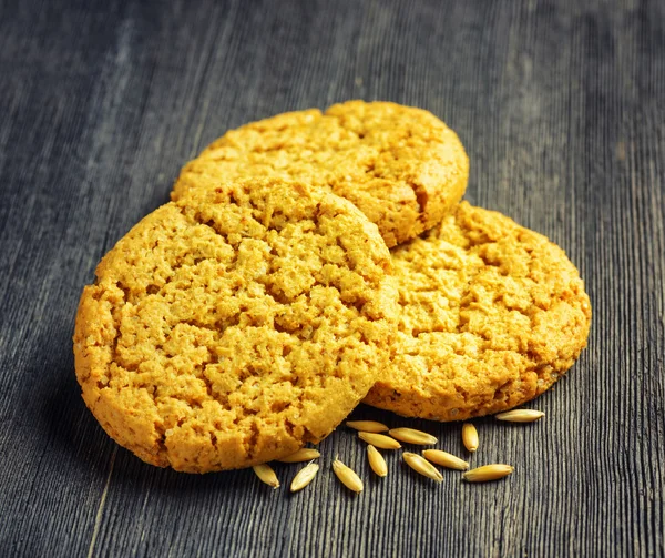 Biscuits à l'avoine sur table en bois — Photo