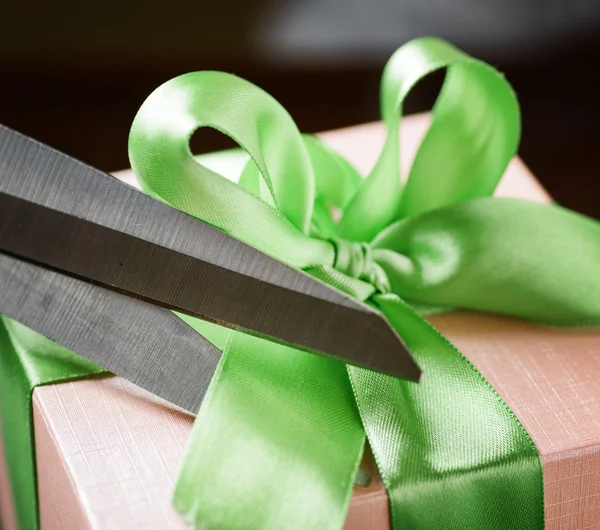 Caja de regalo decorativa con cinta verde con tijera —  Fotos de Stock