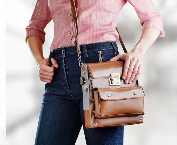 Junge Frau in tiefblauen Jeans mit einer Tasche — Stockfoto