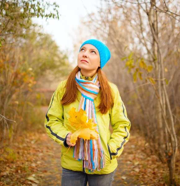 Ung kvinna gå i höstsäsongen. höstens utomhus porträtt — Stockfoto