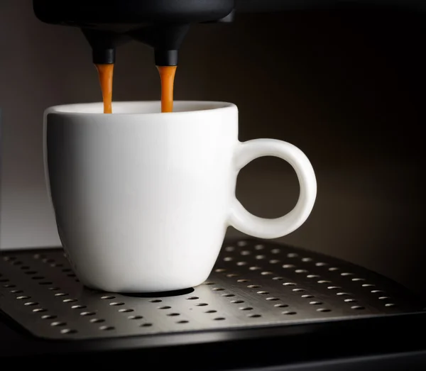 커피 기계에 스 프레소 한 잔 붓는 — 스톡 사진