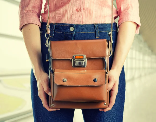 Junge Frau in tiefblauen Jeans mit einer Tasche — Stockfoto