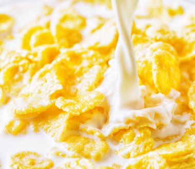 Mısır gevreğine süt dökülüyor.