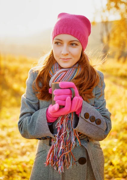 Jonge vrouw genieten van de val seizoen. herfst buiten portret — Stockfoto